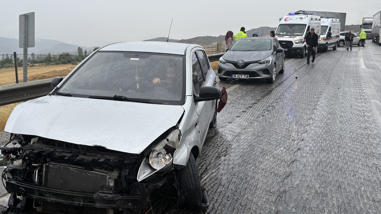 D-100 otoyolu savaş alanına döndü: Birer kilometre arayla 3 ayrı kaza Haber gorseli